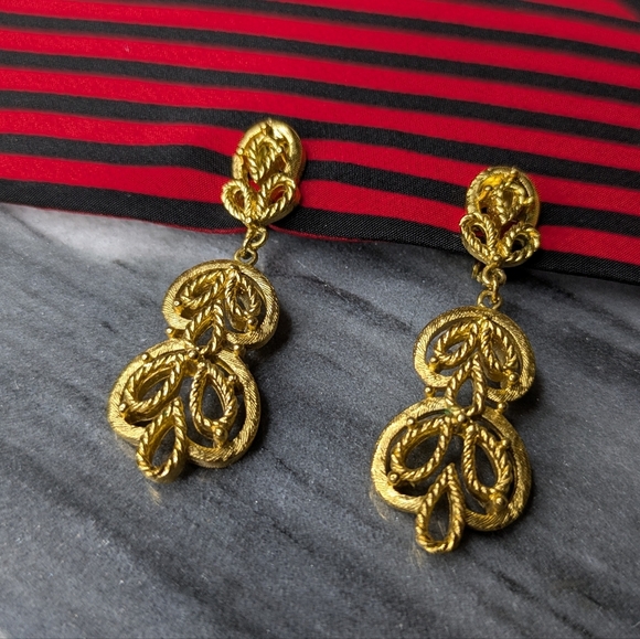 Trifari Textured Rope Openwork Dangle Gold Tone Clip On Earrings - Picture 8 of 9